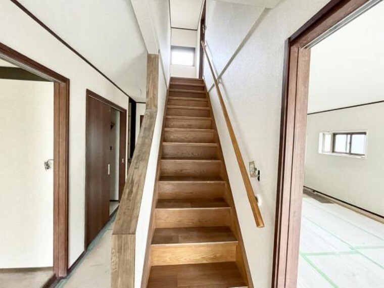 【リフォーム中5/21更新】玄関側からみた階段です。階段踏み板はクッションフロア重張で仕上げました。また、階段の笠木も交換済みです。