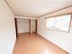 洋室 造り付け収納で余分な家具を置かなくて良いので、お部屋がすっきりして広く使えます。