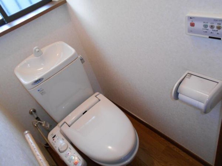 トイレ ウォシュレット機能付きトイレは、手すり付きです。