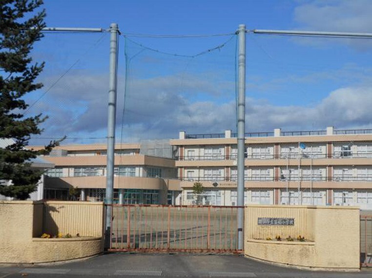 小学校 富田小学校 徒歩約17分(1388m)