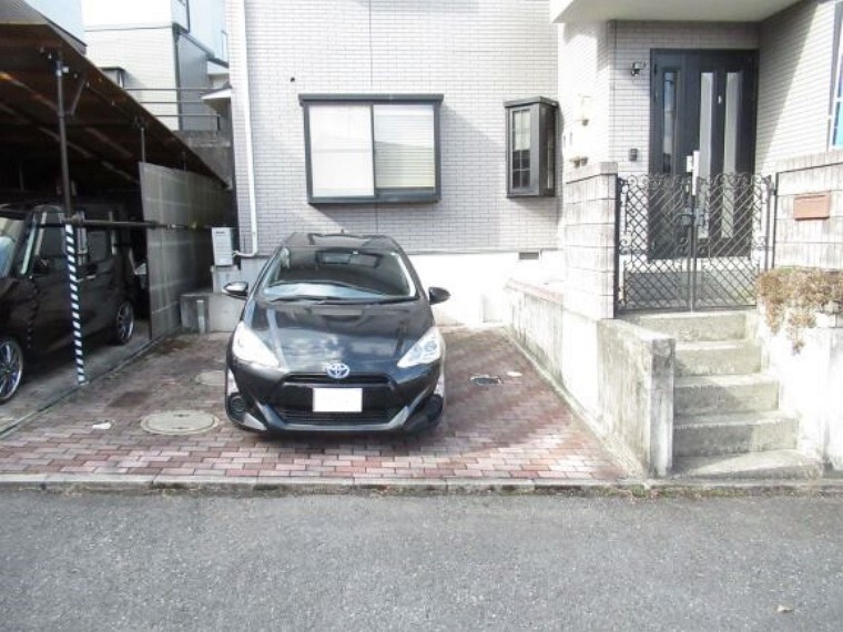 外観写真 【駐車場】並列2台駐車可能です。近くに外水洗もあるので、洗車やお手入れにも良いですね。