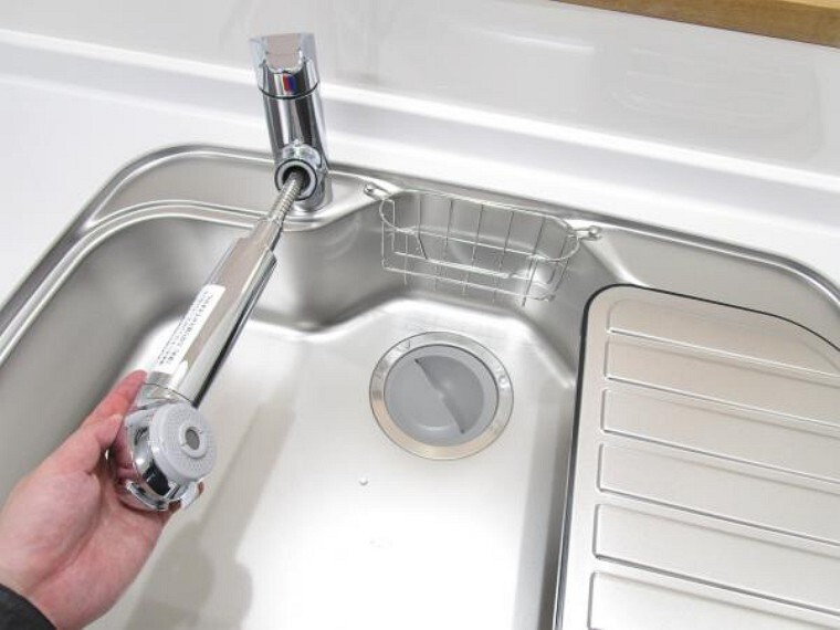 キッチン キッチンの水栓金具はノズルが伸びてシンクのお手入れもラクラクです。水栓本体には浄水機能が内蔵されていて、おいしいお水をつくります。