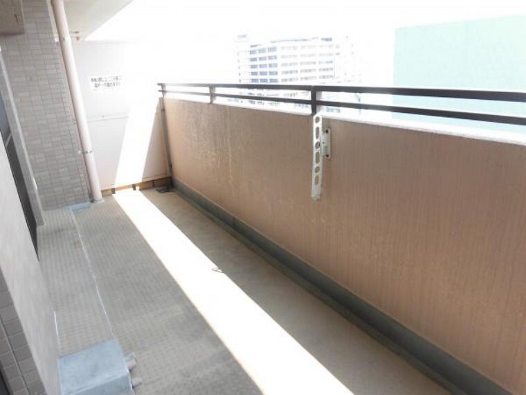 バルコニー (リフォーム後)建物南東側にあるバルコニーはクリーニングしました。南東向きなので日当たり良好ですよ。