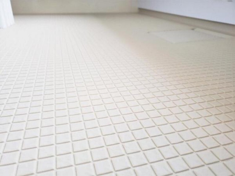 【同仕様写真】ユニットバスの床です。水はけが良く、汚れがつきにくい床なのでお掃除が簡単です。