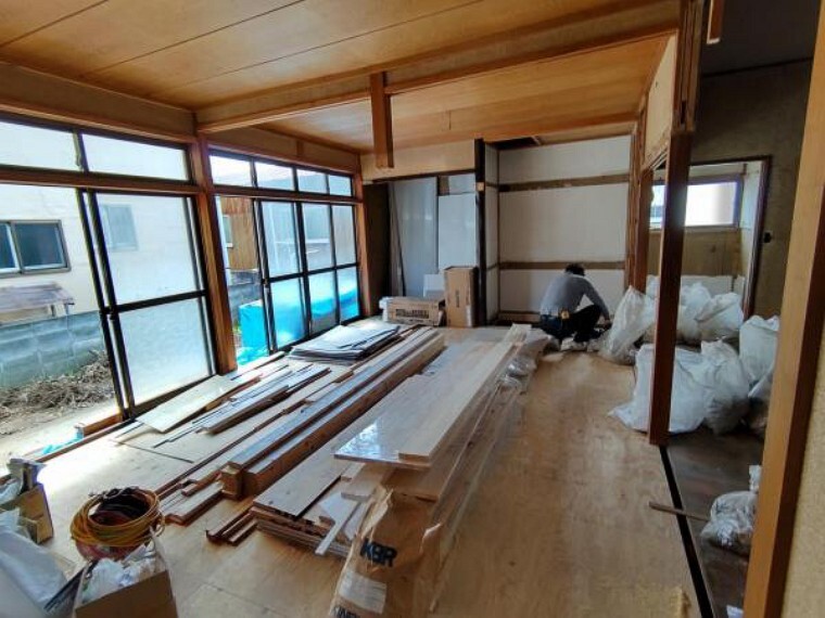 現況写真 【リフォーム中4/26撮影】解体作業中です。これからLDKに生まれ変わる予定です。楽しみですね。