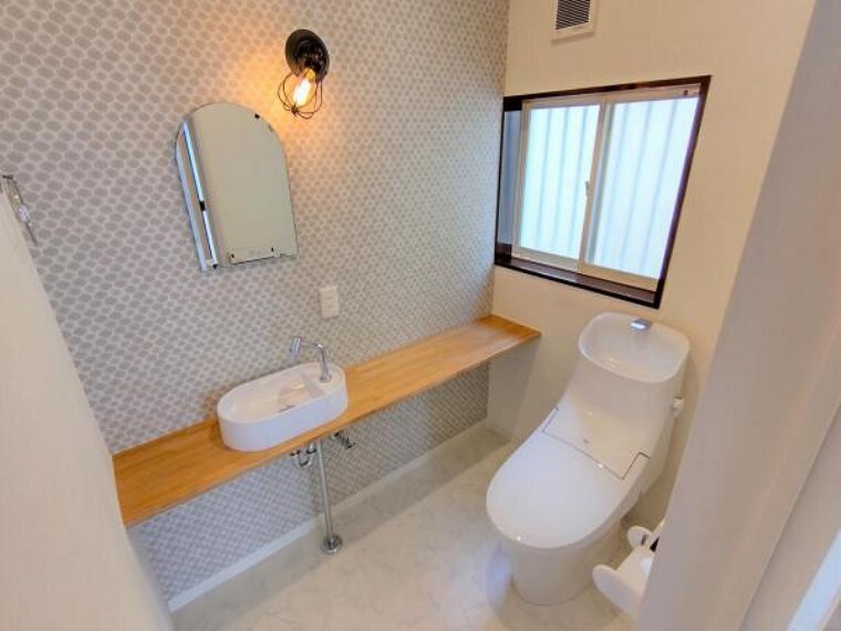 【リフォーム済】トイレは温水洗浄機能付きに新品交換いたしました。キズや汚れが付きにくい加工が施してあるのでお手入れが簡単です。直接肌に触れるトイレは新品が嬉しいですよね。