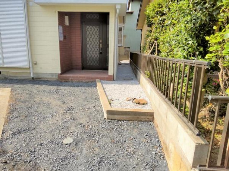 【リフォーム済】玄関の写真です。玄関ドアは、クリーニング・カギ交換いたします。防犯面でも安心ですね。