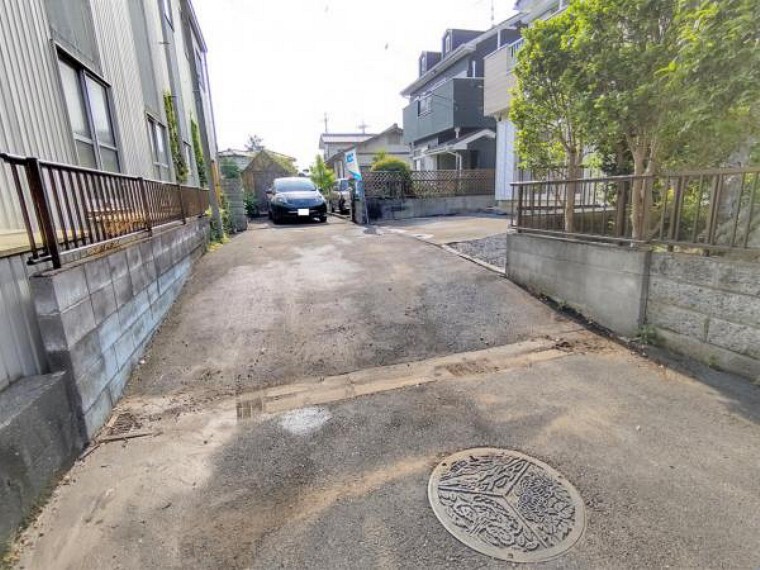 【リフォーム済】前面道路です。おうちの南側に面しており、日当たりが良好です。交通量が少なく、お洗濯物を干す際も人目が気になりませんね。