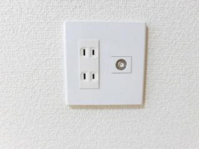 発電・温水設備 【同仕様写真】全居室にコンセントとTVジャックを設置現状コンセントが足りない箇所には必要に応じて増設も行います。生活してみないと気付かない部分もカバーしています。