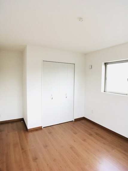 洋室 明るい6.6帖の洋室。 住まいを想う仕事、人生を輝かせる使命と理念。 不動産のことならセンチュリー21いちにし不動産【一年中休まず営業中】にお任せ下さい。