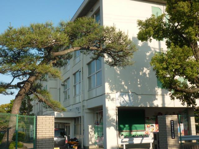小学校 三谷小学校 クラス数は14。春の遠足、競書会などの行事があります。