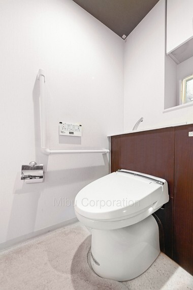 トイレ 白を基調とした清潔感のあるトイレです。