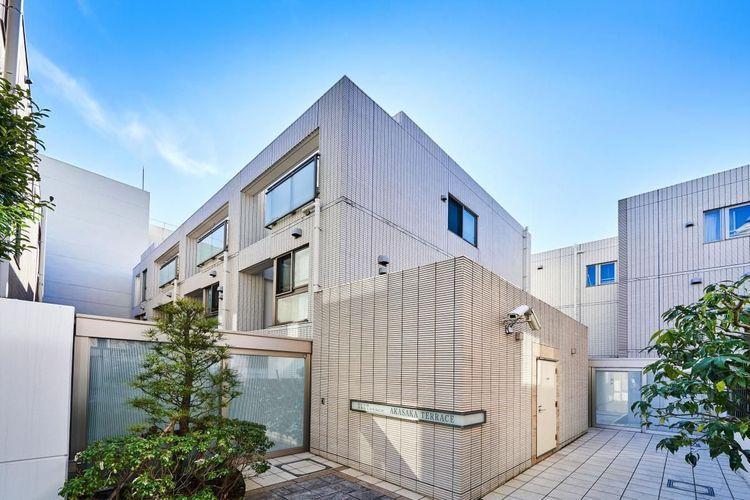 外観写真 赤坂エリアの瀟洒な住宅街に佇むマンション。全住戸、メゾネットスタイルの間取りを採用して、戸建感覚で住める設計です。