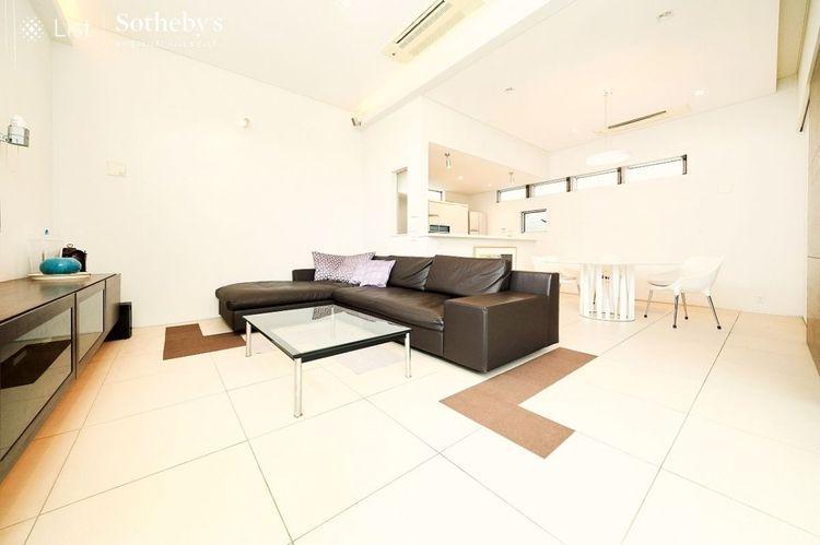 居間・リビング Living Dining Kitchen 天井高約3.3m、ダイニング天井高約3mの開放感のある空間です。
