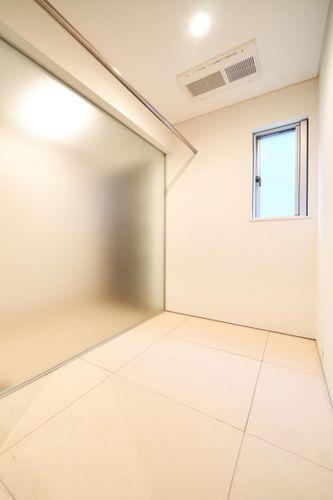 約2帖のドライルームがございますので、洗濯物を室内で乾かすことができます。