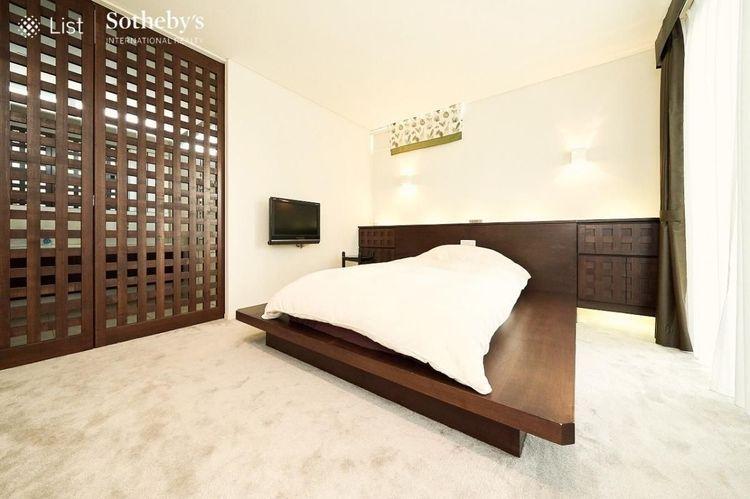 寝室 Bed Room キングサイズのベットも入るゆとりのある寝室。隣にバスルーム・パウダールームがある欧米スタイルの間取りです。