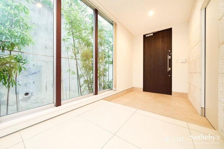 玄関 Front Door