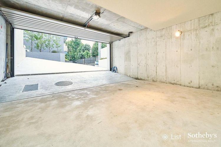駐車場 Parking ガレージには3台駐車可能・屋外にも2台駐車できます