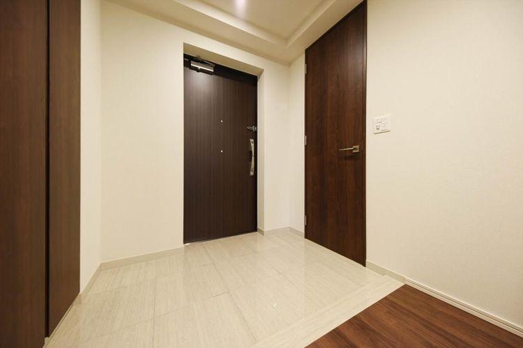 玄関 Front Door