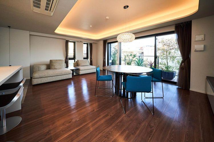 居間・リビング Living Dining リフォームを施したリビングダイニングには高級家具を。ダイニングテーブルセットは、Cassina、カウンターチェアは、LAPALMA、照明はFOSCARINIです。
