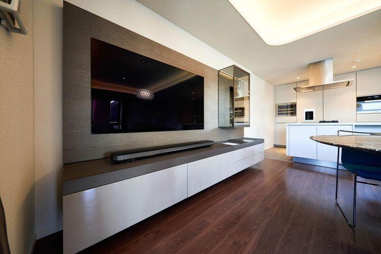 居間・リビング Living Dining 備え付けテレビボードもMolteni製。テレビ下にも大容量の収納が備え付けられています。