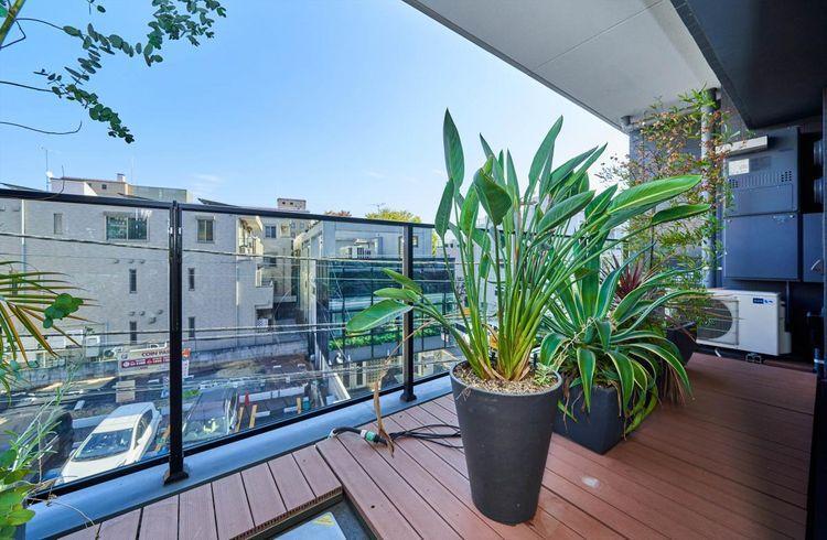 バルコニー Balcony バルコニーにはウッドデッキを貼り、植栽にはメンテナンスの手間を軽減する自動灌水機を設置しています。鮮やかなグリーンが目隠しになり、バルコニーでもゆったりとお寛ぎいただけます。