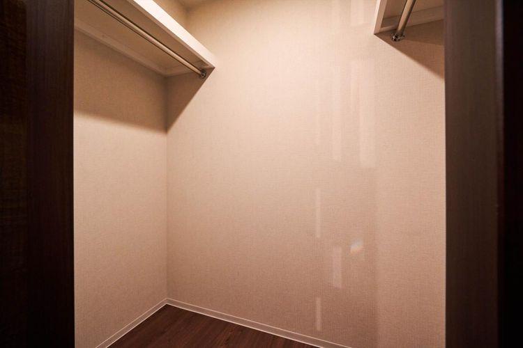 収納 Walk in Closet ゆったりとしたサイズのWIC。お洋服やお鞄もすっきり収納ができます。他にも備え付けの棚もございますので、収納には困りません。