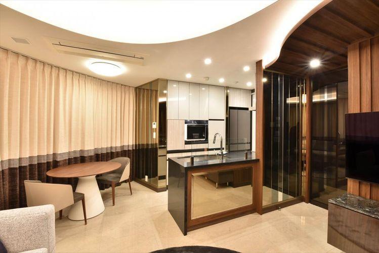 キッチン Dining Kitchen カップボードのおかげで、キッチンはオープンな造りになっており、ホームパーティなどに最適です。
