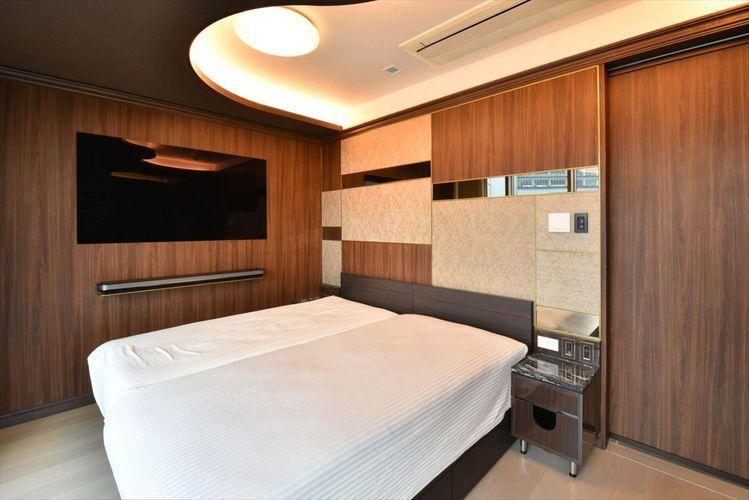 寝室 Bed Room ベットはシモンズを採用。壁掛けのテレビとスピーカーは圧迫感を無くし、スタイリッシュな寝室を再現しています。