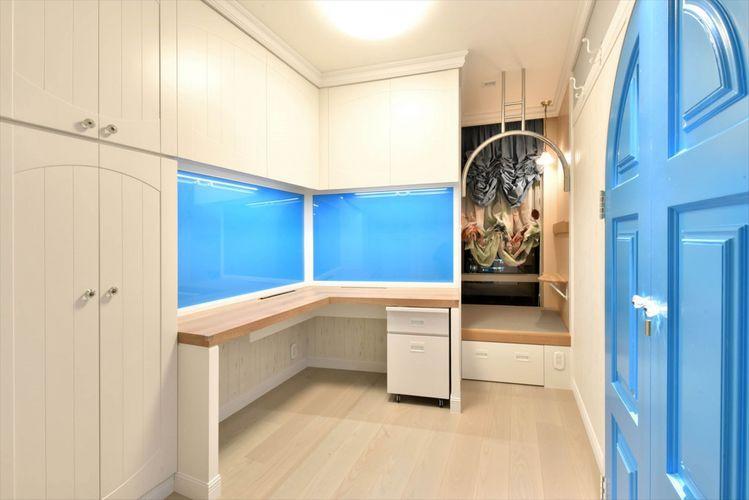 寝室 Bed Room 造り付けのデスクや畳スペースを設けており、プライベートな空間を演出。