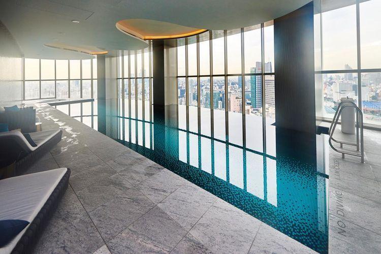 INFINITY POOL 最上階に設えたインフィニティプールは、消え落ちる水により、水面と眺望が連続する幻想的な光景を演出。
