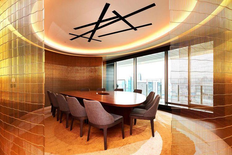 ラウンジ CLUB LOUNGE 華やかなで贅沢な雰囲気のクラブラウンジ。スカイラウンジと一体利用も可能で、より多くの方々で愉悦の時間を堪能できる空間です。