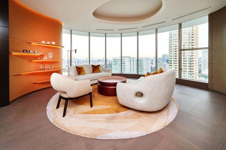 ラウンジ SKY LOUNGE クラブラウンジの一角には、都市の眺望を目前にするスカイラウンジ。リラックスできるソファに腰かけながら、ゲストとの会話や、落ち着いた一時を過ごせます。
