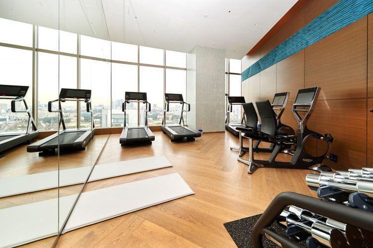 FITNESS トレッドミルを眺望面に配したフィットネスジムです。他にもプールやサウナ、ジャグジーがお使いになれます。