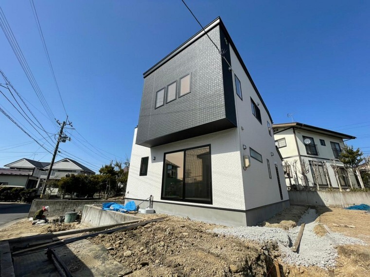 現況写真 (外観)遮熱性に優れた屋根材を採用!耐摩耗性・耐酸性・対候性もあり。