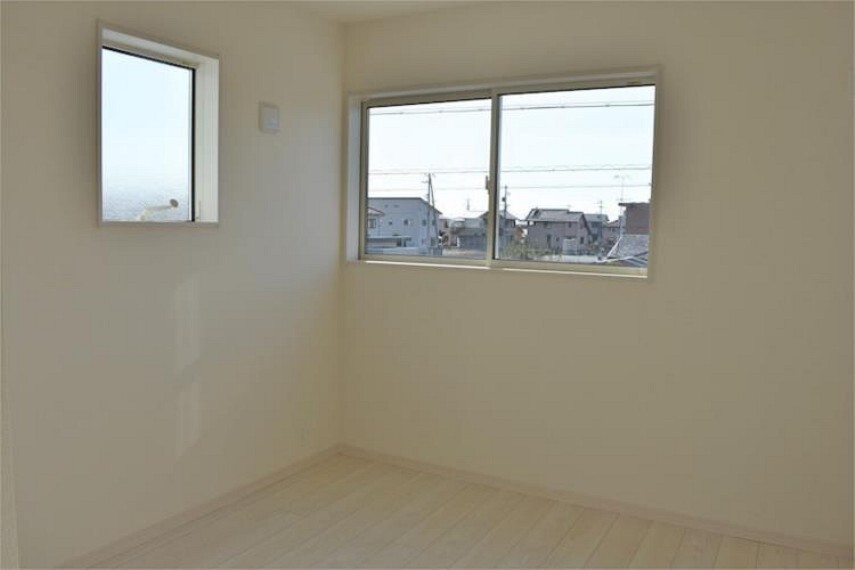二面採光のお部屋は明るく風通し良好!全居室ペアガラスで断熱性・遮熱性があり結露が激減!