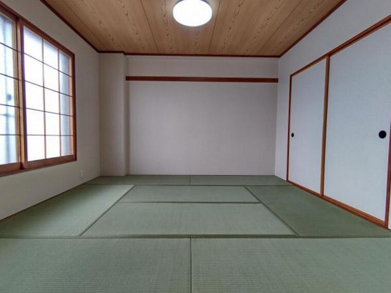 【リフォーム後和室】約7帖の和室です。畳表替え、照明交換、クロス貼替、木部塗装を行いました。こちらも南に面しており、眺望が良いお部屋となっております。風景を楽しみながら和室でお茶を飲みませんか。