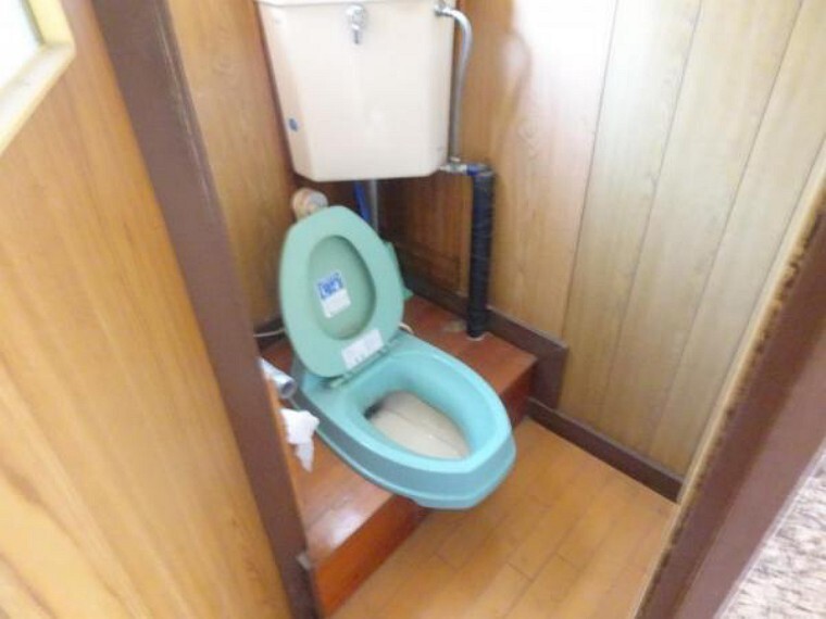 トイレ 【現在リフォーム中】トイレは温水洗浄便座に交換。洗浄量は従来のものより大幅な節水を実現、少ない水でもしっかりと洗浄。表面は凹凸がないため汚れがつきにくく、継ぎ目のない形状でお手入れも簡単です。