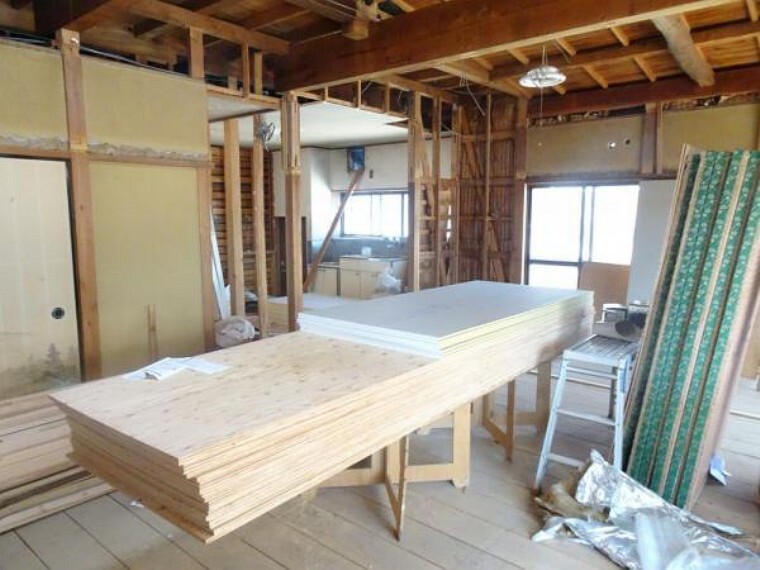 【現在リフォーム中】南側広縁付近から玄関方向を見たところです。左奥にある6畳和室はリビングと続き間になります。