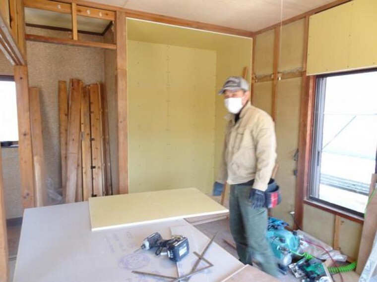 【現在リフォーム中】2階西側の6畳の和室は洋室に変更します。収納が多くありますのでとても便利です。