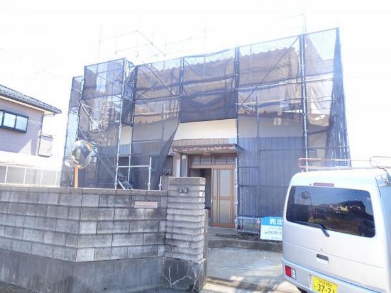 外観写真 【現在リフォーム中】建物を東側から見たところの様子です。手前の道路は隣地の敷地延長部分です。