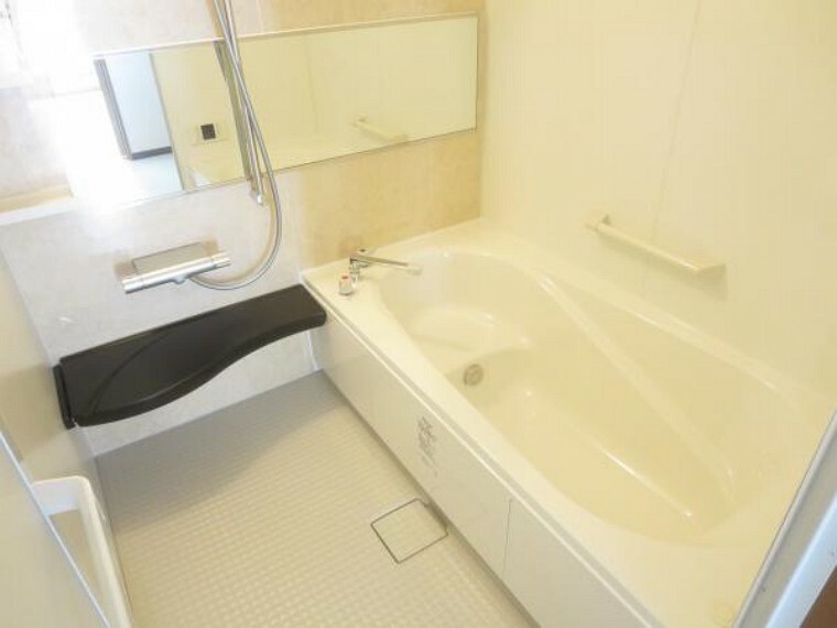 浴室 【ユニットバス】LIXIL製の新品ユニットバスに交換しました。浴槽は半身浴ができるエコベンチ付きで、お風呂の時間をゆっくり楽しむことができますよ。