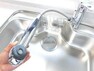 【水栓金具】新品交換したキッチンの水栓金具はノズルが伸びてシンクのお手入れもラクラクです。水栓本体には浄水機能が内蔵されていて、おいしいお水をつくります。
