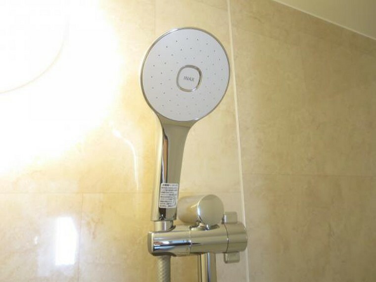 浴室 【シャワーヘッド】超節水のエコシャワーは省エネに大きく貢献。シャワー内の圧力を増幅させ、勢いのある吐水により従来と比較すると35％の節水効果を実現しています。