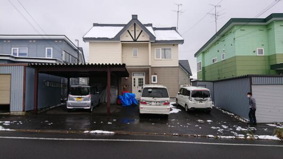 駐車場 駐車スペースはカーポート含めて並列3台可能です。雪解け後カーポートを塗装します。