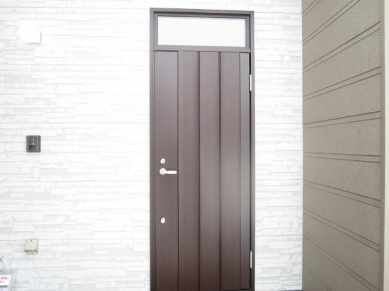 玄関 【玄関ドア】新品の断熱玄関ドアに交換しました。玄関は住宅の顔ですので、新品の玄関ドアを入れてオシャレに仕上げました。是非現地に来て確認をして下さい。