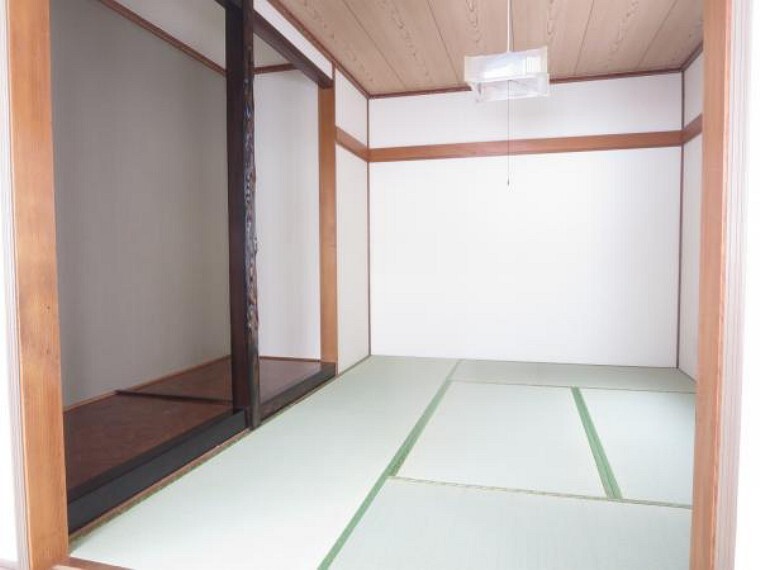 【1階6畳和室】畳表替え、天井・壁・収納クロス貼替、照明交換をしました。畳の臭いが香る落ち着いた明るい空間になりました。