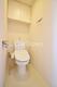 トイレ トイレは白を基調とし、清潔感のある空間に。より快適にご利用いただくために、ウォシュレットタイプを採用。お気に入りの絵画を飾ったり、小さなお部屋でも工夫次第で素敵な空間になります。