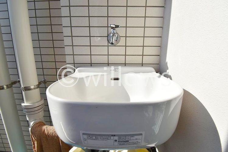 洗面化粧台 植木の水やりなどに重宝するスロップシンク付き。