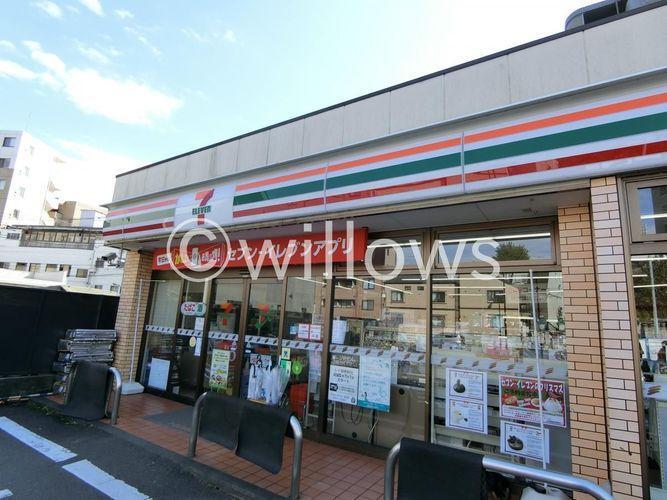 コンビニ セブンイレブン新宿下落合駅北店 徒歩2分。